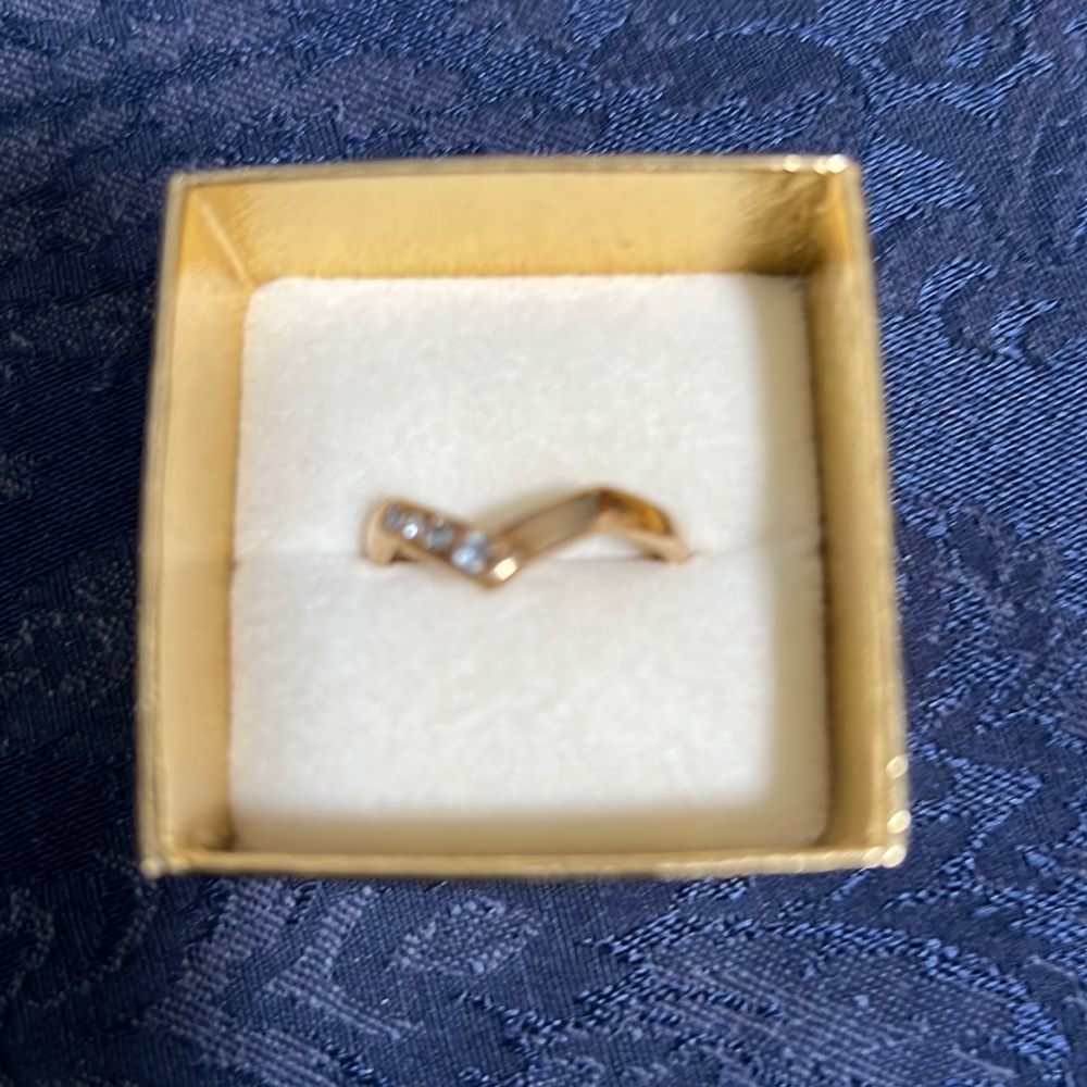 GOLD TONE RING GOLD TONE BAND & 4 RHINESTONES SIGNED AVON ON INSIDE OF BAND 6-7